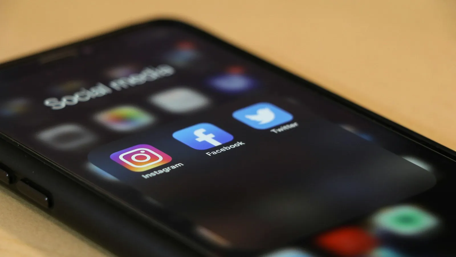 Телефон с отворена папка „Social Media“ с иконите на Facebook и Instagram